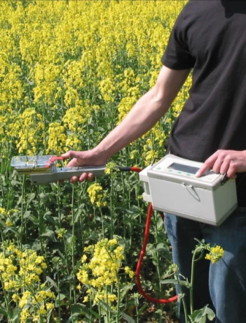 LCi in usage by a man on a flower field